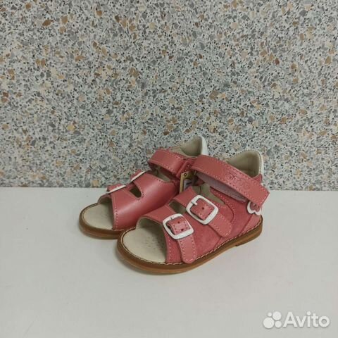 Но�вые сандалии на девочку Totto