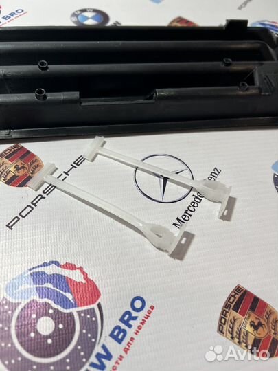 Заглушка бампера буксировочного крюка W210