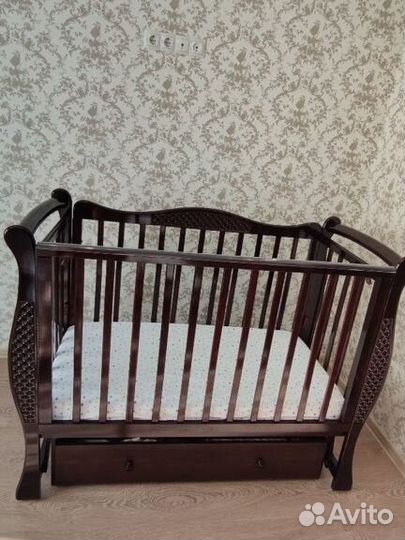 Детская кроватка с маятником