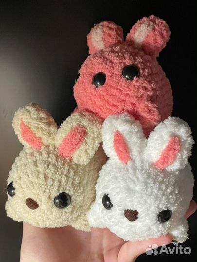Вязаный кролик игрушка