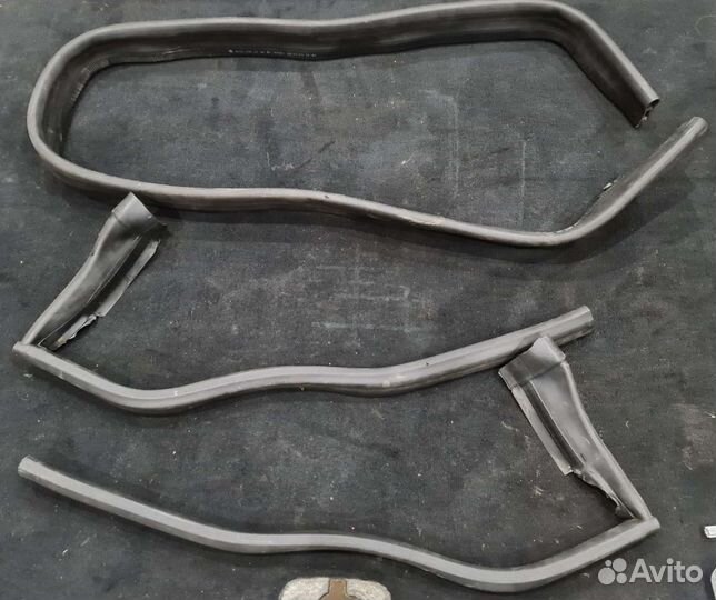 Уплотнитель капота Mercedes W212 дорест