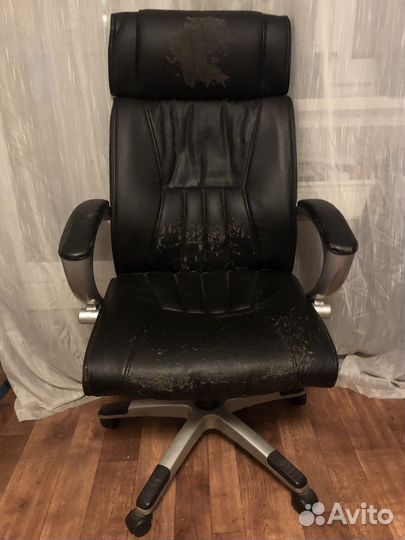Офисное кожаное кресло руководителя