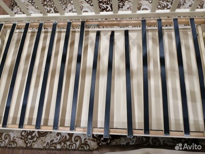 Детская кроватка с маятником и ящиком