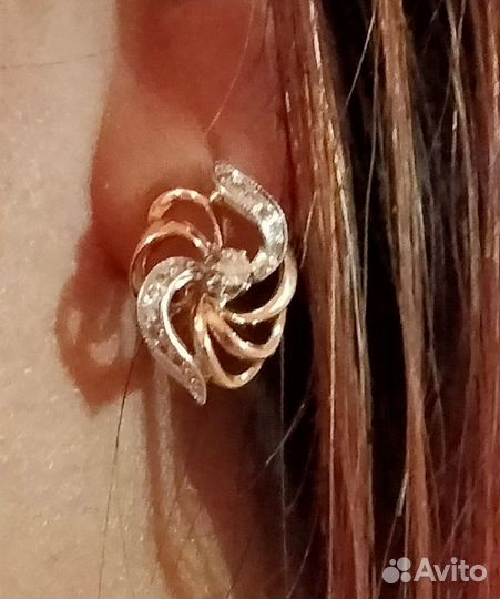 Золотые серьги с бриллиантами