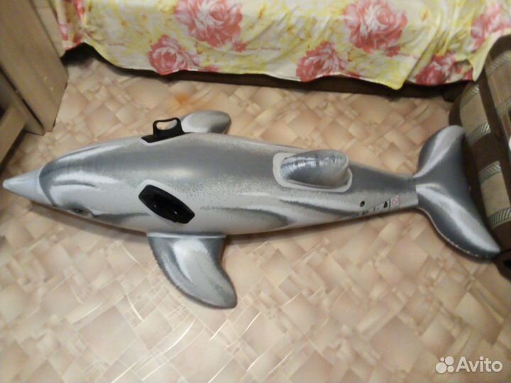 Надувной дельфин