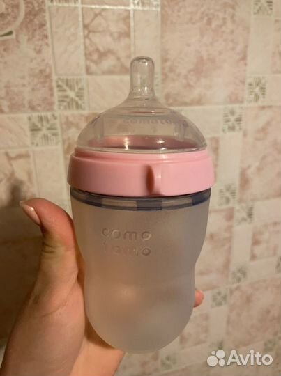 Бутылочка и бутылочка с ложкой для кормления