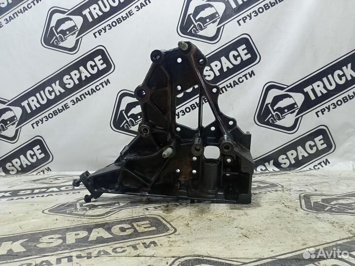 21116689 Кронштейн буксировочный левый Renault T