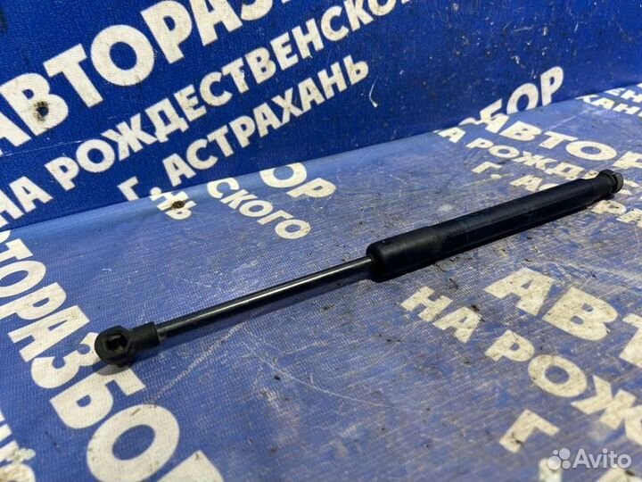 Амортизатор капота Bmw E60 седан 2005