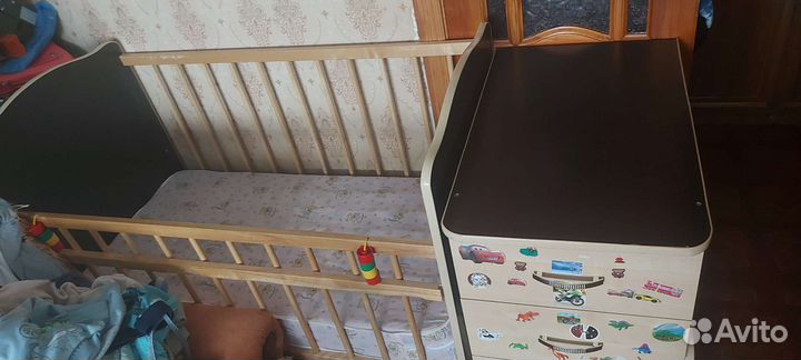 Детская кроватка с маятником