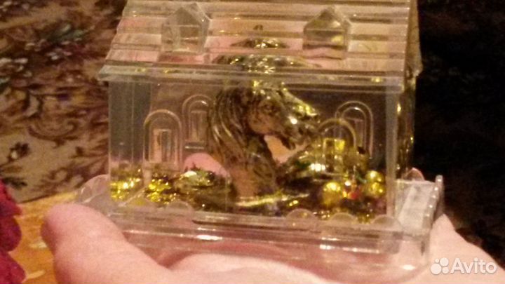 3Сувенра:домик сголовой коня,лошад стекл, овечка