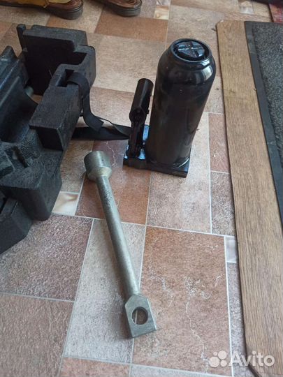 Домкрат автомобильный