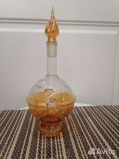 Графин, тонкостенное стекло, внутри фигурка лебедя