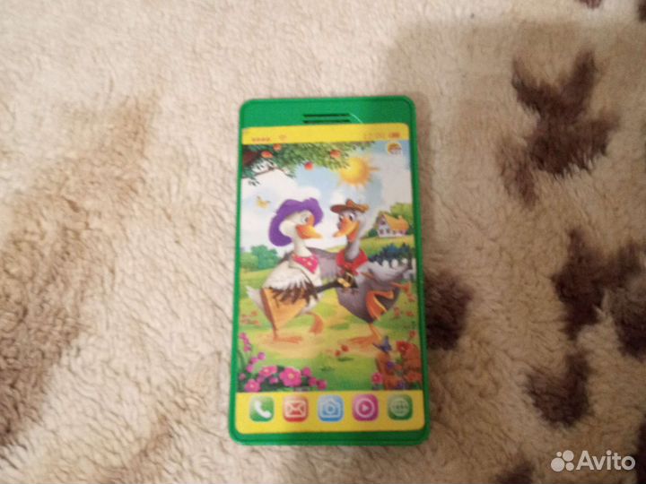 Игрушечный телефон (надо батарейке вставить)