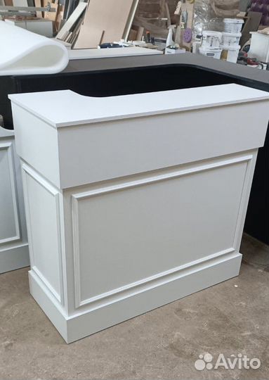 Стойка администратора ресепшен с молдингом