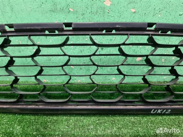 Решетка в бампер центральная Renault Duster 2017