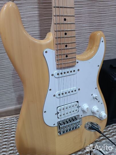 Новая электрогитара с комбоусилителем