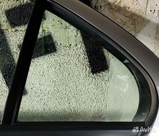Стекло двери задней левой (форточка) Mitsubishi