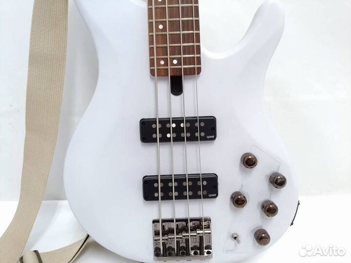 Бас гитара Yamaha trbx-504 белый
