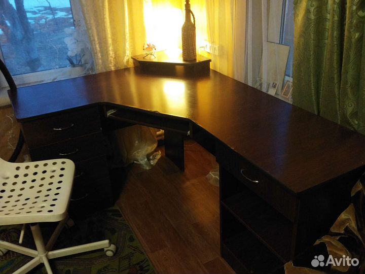 Компьютерный стол угловой с полками