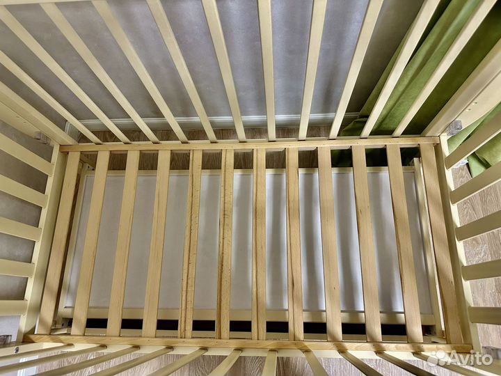 Детская кроватка с маятником и ящиком