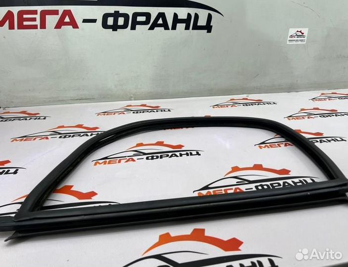 Уплотнительная резинка боковой двери передняя