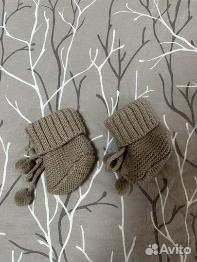 Пинетки и шапочка для новорожденного малыша