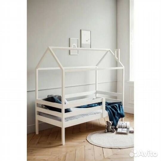 Кроватка для малыша домик высокий борт из массива