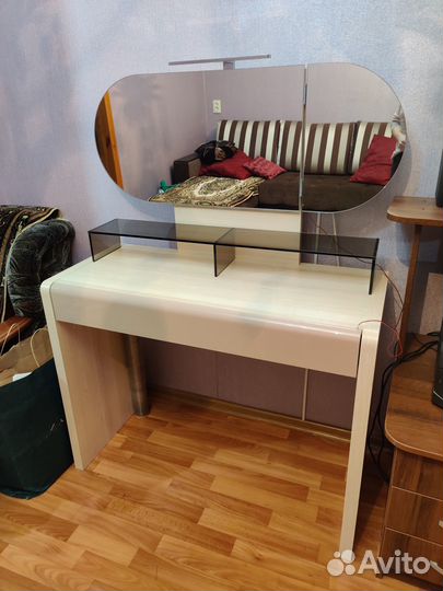 Стол туалетный este