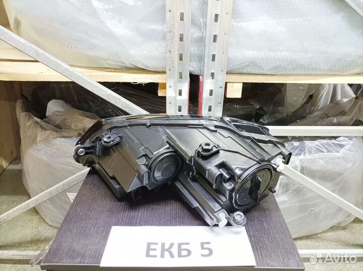 Фара правая Volkswagen Jetta 6 2010