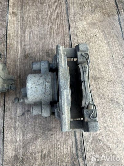 Тормозной суппорт передний Ford Focus 3 1.6