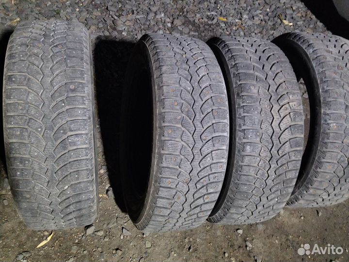 Bridgestone Blizzak Spike-01 215/60 R17