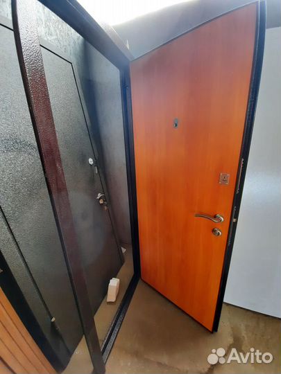 Дверь с отделкой ламинат и стали 2 мм