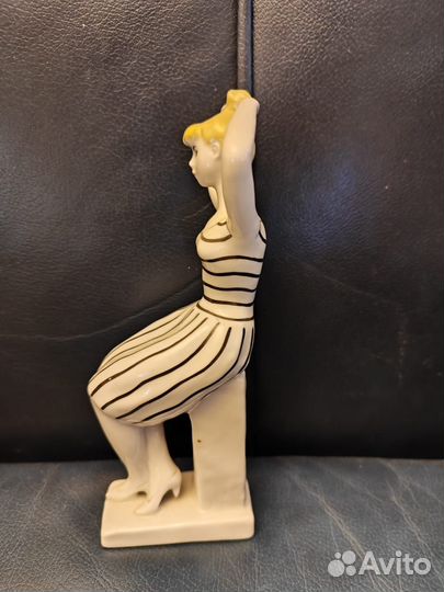 Фарфоровая фигурка,девушка с прической,ссср,лфз,18