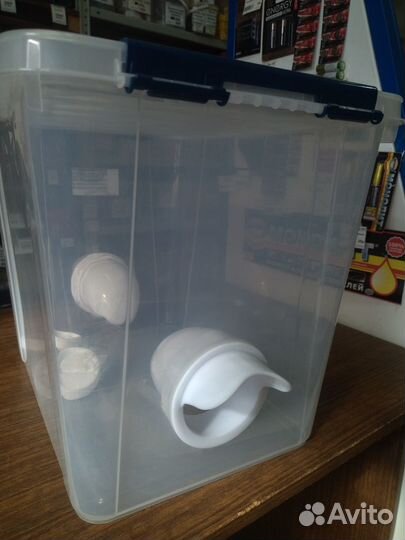 Кормушка для кур врезная