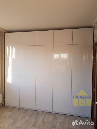 Книжный шкаф