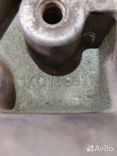 Кронштейн опоры МКПП Фольксваген Гольф 5