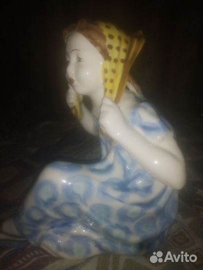 Статуэтка девочка с косынкой