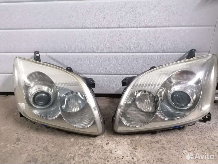 Фара Toyota avensis 250