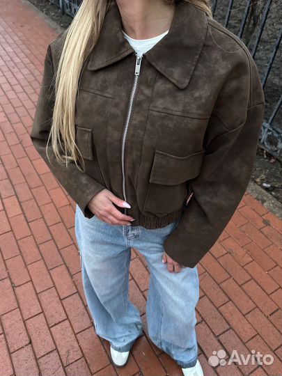 Укороченный шоколадный бомбер в замше over size