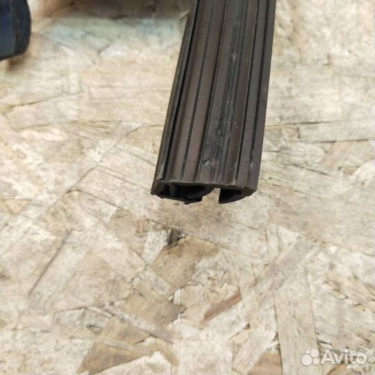 Уплотнитель стекла двери задний правый Volkswagen