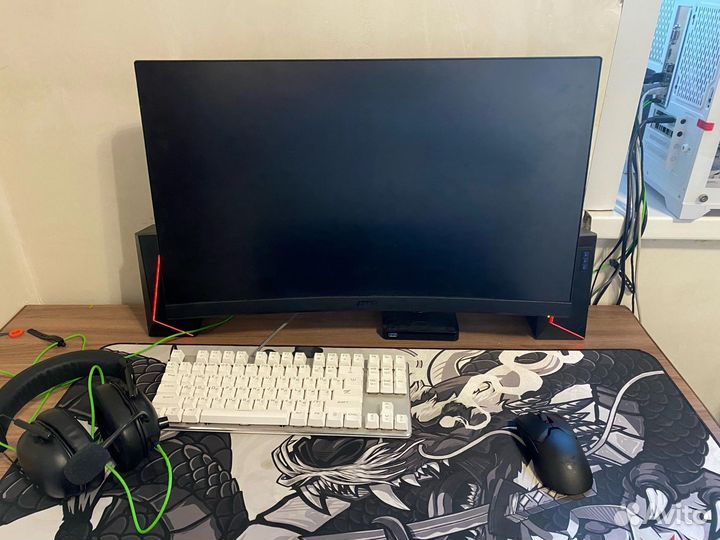 Игровой компьютер с монитором и клавиатурой