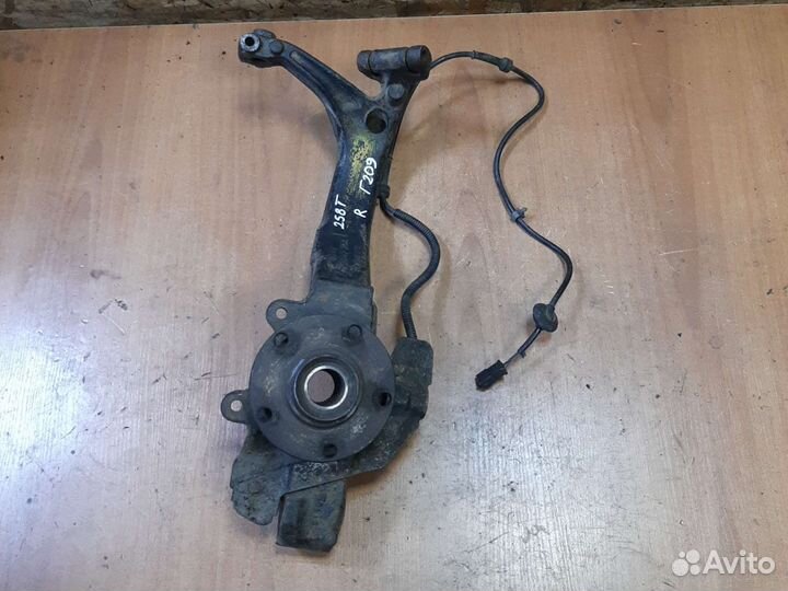 Кулак поворотный правый Ауди A4 А6 VW passat