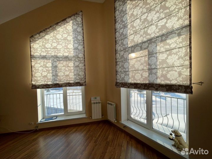 Темные шторы на косые окна