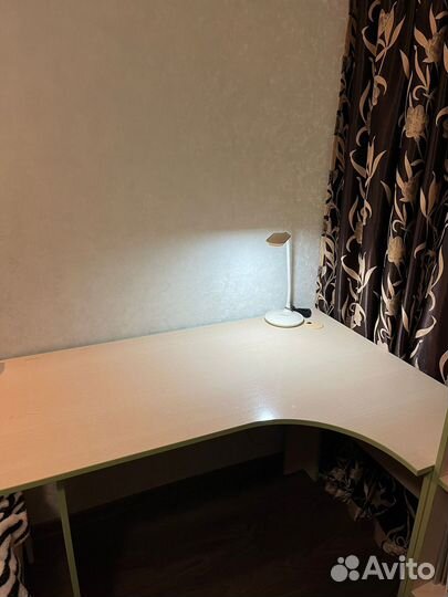 Угловой письменный стол с полками