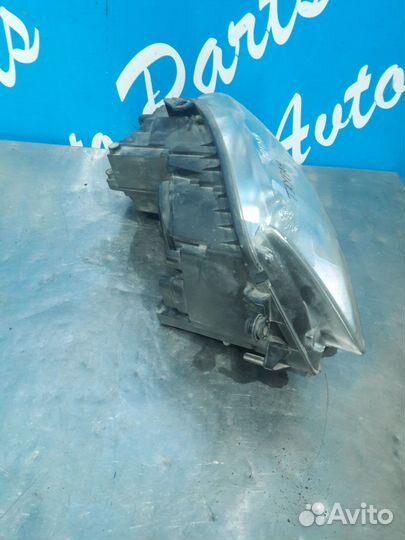 Фольксваген Тауран фара левая