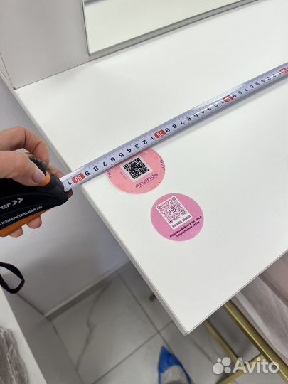 Гримерное зеркало с подсветкой и полкой