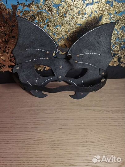 Карнавальная кожаная маска (на Хеллоуин)