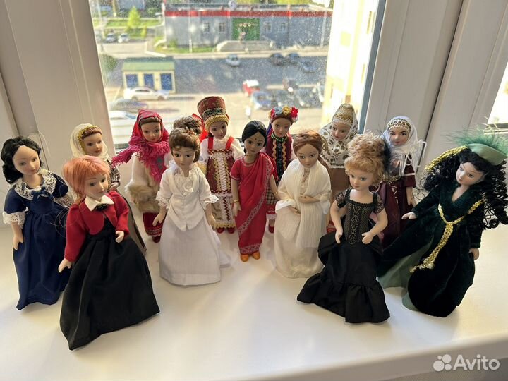 Фарфоровые куклы в народных костюмах и дамы эпохи