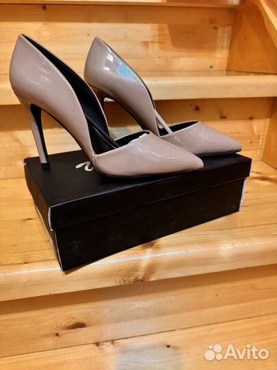 Туфли лодочки лакированные бежевые 40 р