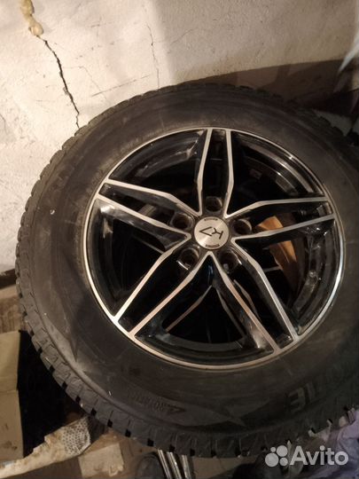 Bridgestone Blizzak Spike-02 215/65 R16